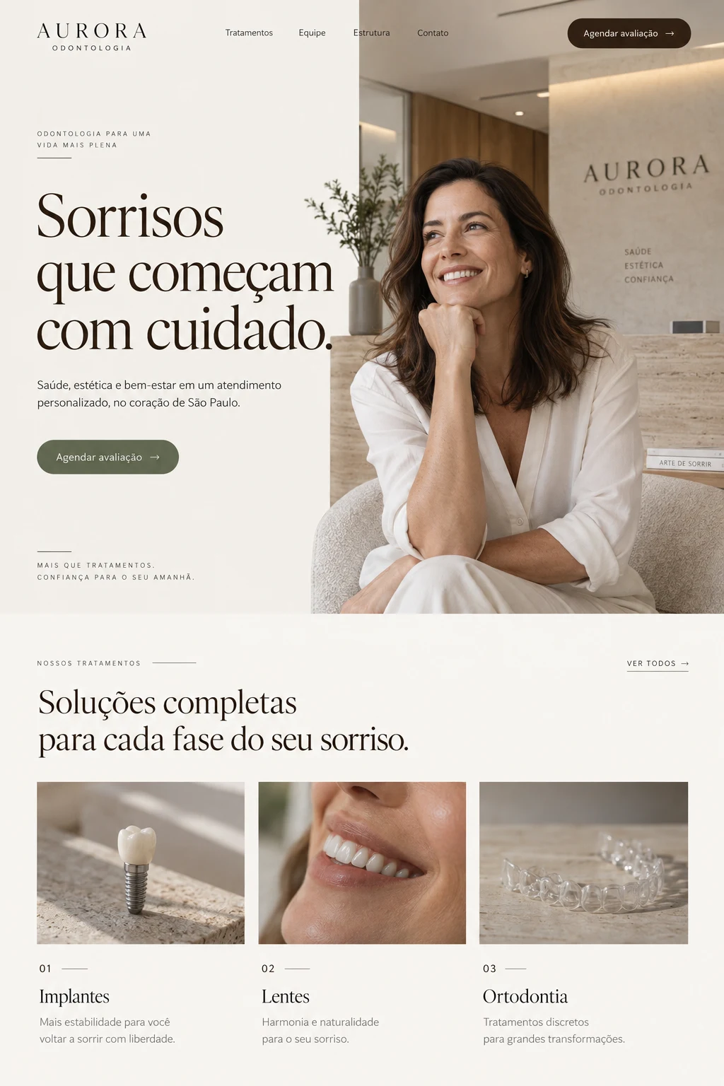 Página inicial do site da Aurora Odontologia, com foto de paciente sorrindo e cards de tratamentos